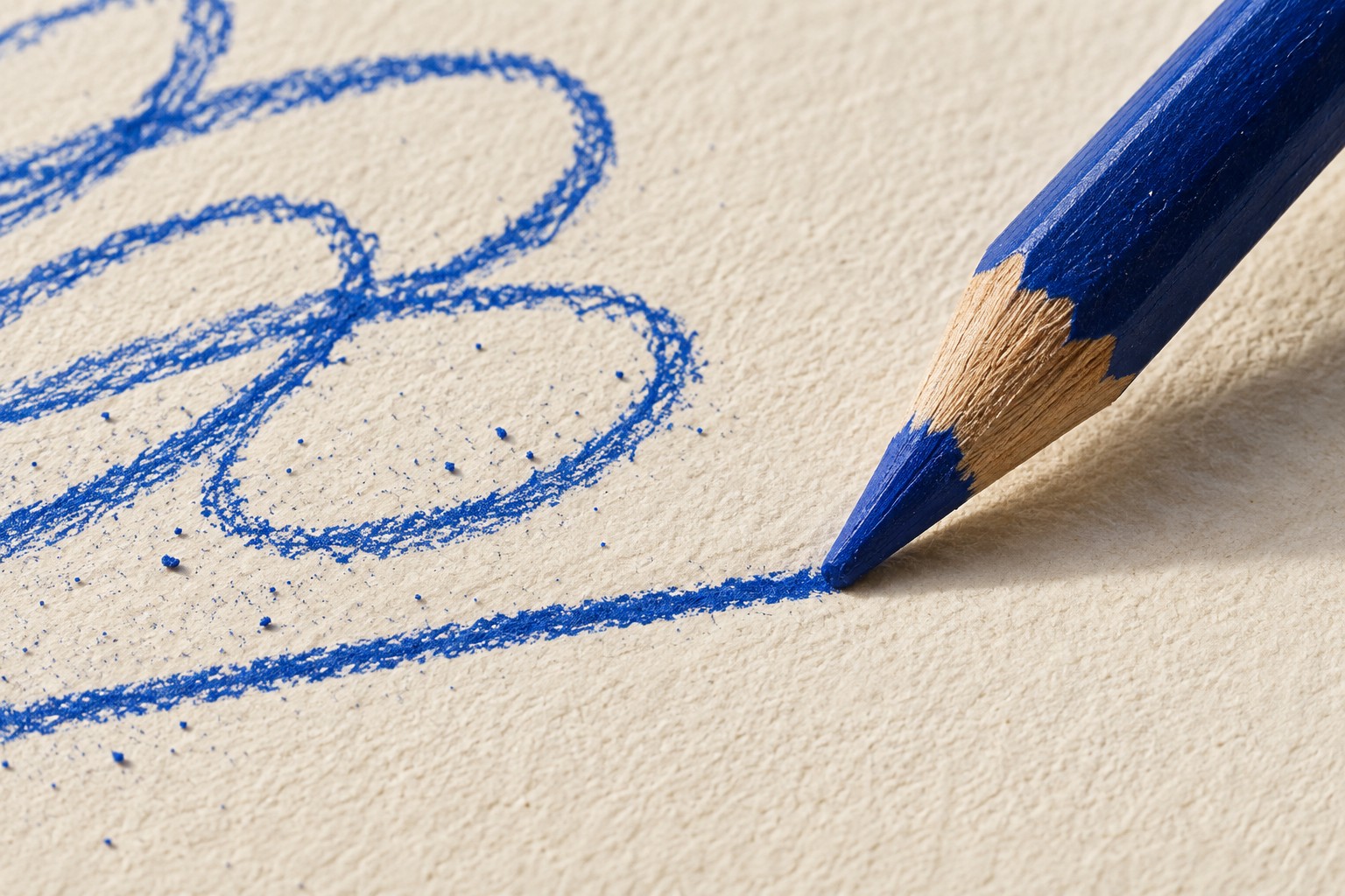 Ein blauer Buntstift bringt Gedankenlinien auf strukturiertes Papier